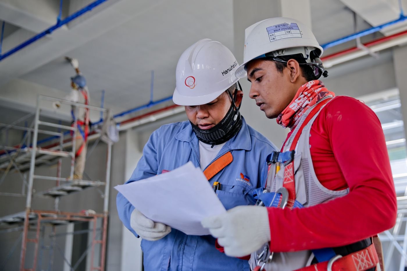 Ingenieros revisando planos en obra CABA - socios estratégicos Grupo Redi